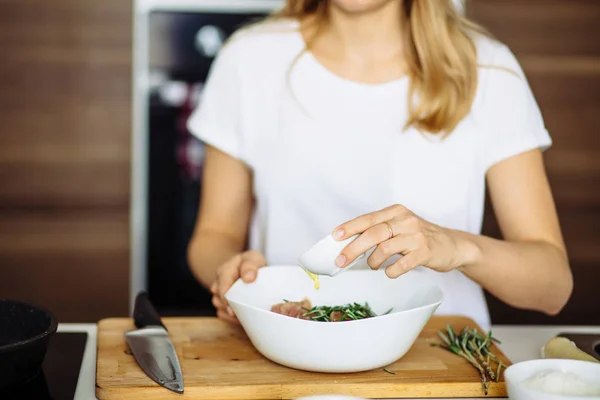 Cropped view of woman hands cutting beef on cutting board. — Stock Photo, Image
