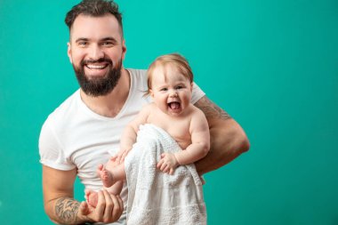 Genç baba küçük bebeğiyle eğleniyor.