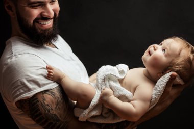 Ellerinde tutan babası şirin bebek. Aile, sevgi ve mutluluk kavramı