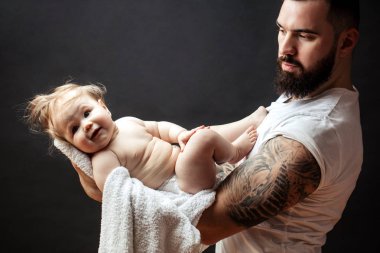 Ellerinde tutan babası şirin bebek. Aile, sevgi ve mutluluk kavramı