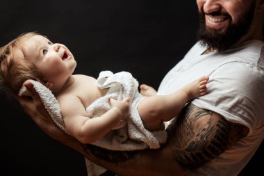 Ellerinde tutan babası şirin bebek. Aile, sevgi ve mutluluk kavramı