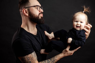 Yakışıklı baba kucağında yeni doğmuş bebeğiyle