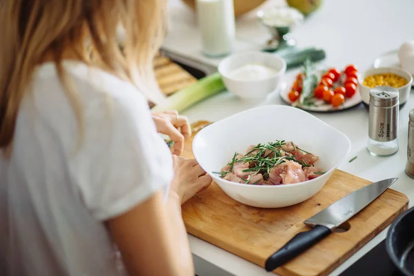 Otthon hangulatos konyhafőnök önti só sertés vagy marhahús só shaker Grill koncepció vagy egészséges hús életmód lövés — Stock Fotó