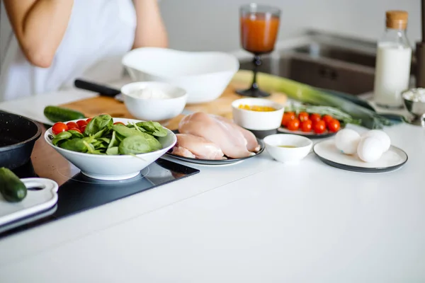 Las verduras frescas y la carne cruda se acercan. Alimento saludable. — Foto de Stock