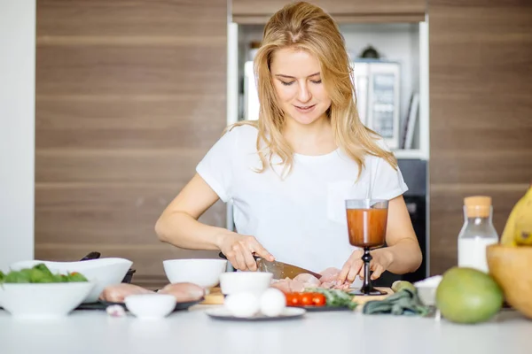 Frau schneidet mit großem Küchenmesser Hackfleisch auf einem Küchentisch — Stockfoto