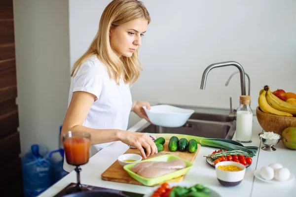 Jonge vrouwelijke chef koken in de keuken — Stockfoto