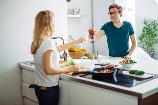 Романтическая молодая пара готовит вместе на кухне, отлично проводит время вместе. — стоковое фото