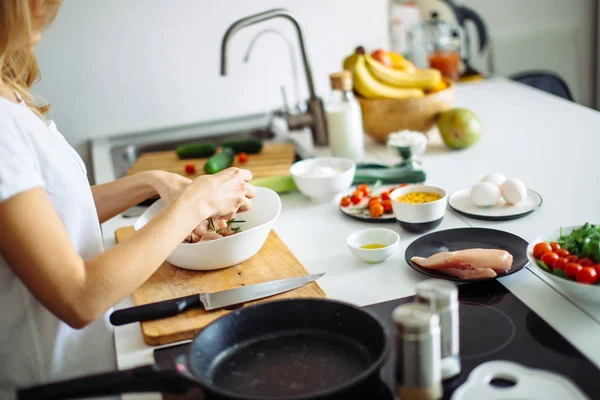 Proceso de cocinar chiken dieta kebabs en la cocina casera — Foto de Stock