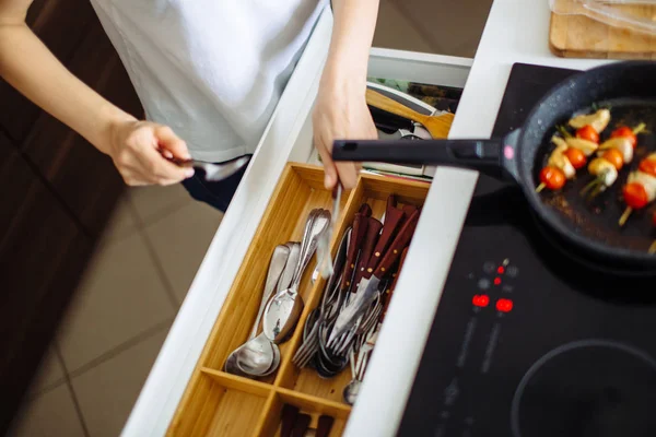 Mujer joven limpia vajilla en la cocina — Foto de Stock