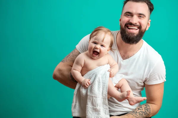 El joven padre se está divirtiendo con su pequeño bebé — Foto de Stock