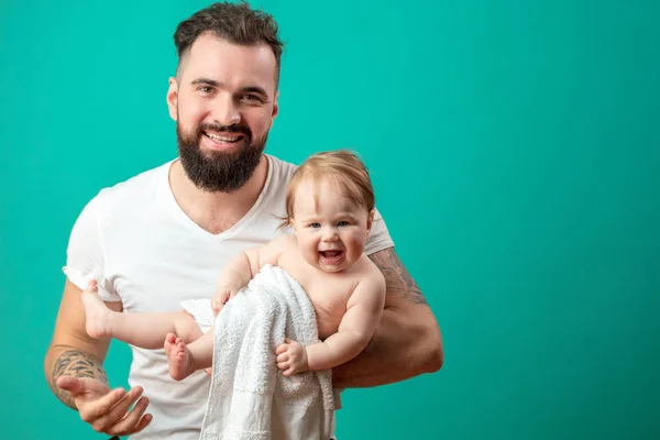 Genç baba küçük bebeğiyle eğleniyor. — Stok fotoğraf