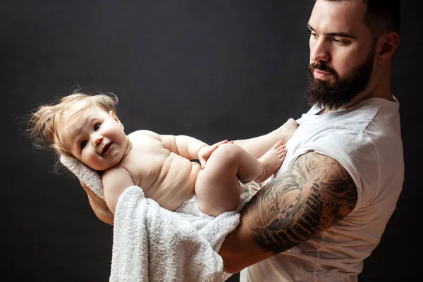 Ellerinde tutan babası şirin bebek. Aile, sevgi ve mutluluk kavramı