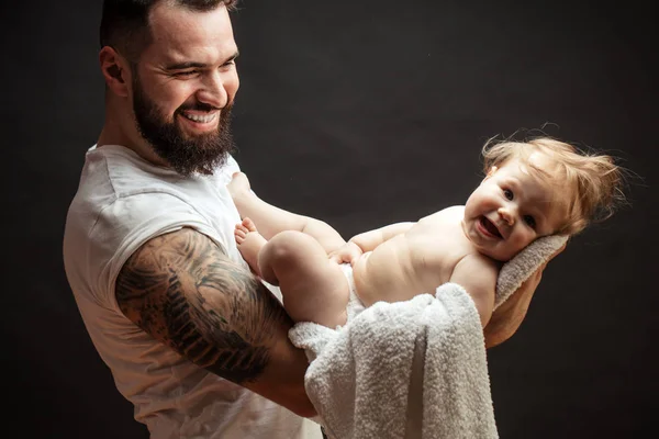 Vader houden op handen schattige kleine baby. Concept van de familie, liefde en geluk — Stockfoto