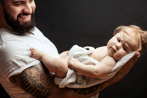 Bijgesneden Weergave Van Trong Beared Man Houden Handen Schattige Kleine — Stockfoto