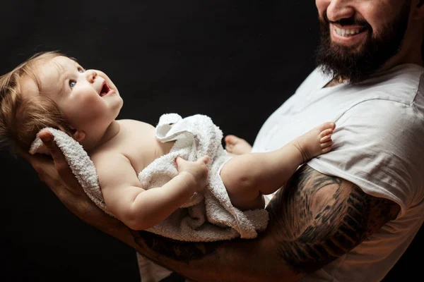 Ellerinde tutan babası şirin bebek. Aile, sevgi ve mutluluk kavramı