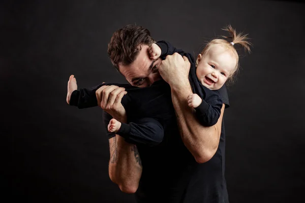 Knappe vader met zijn schattige pasgeboren baby — Stockfoto