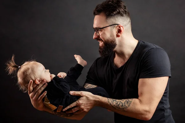 Красивый отец держит своего милого новорожденного ребенка — стоковое фото