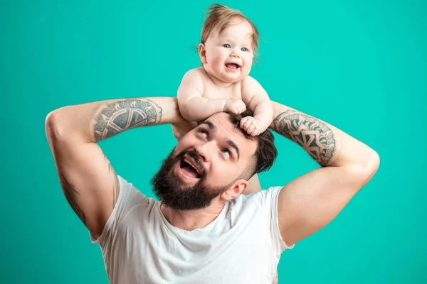 Gelukkig vader uitvoering van zijn dochtertje op nek geïsoleerd op blauwe achtergrond — Stockfoto