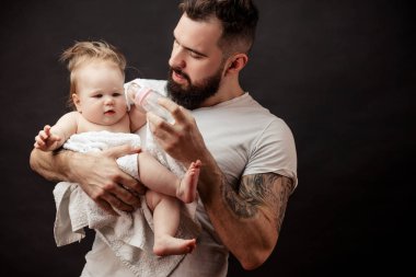 Baba tutarak ve biberon küçük bebek Bebek Bakımı.