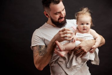 Baba tutarak ve biberon küçük bebek Bebek Bakımı.