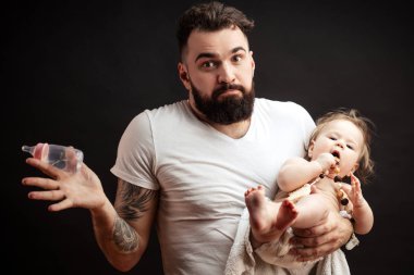 Bebek çocuk baba elinde şişe süt içme