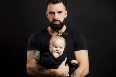 Şirin bebek siyah arka plan üzerine tutarak dövmeli beared yakışıklı