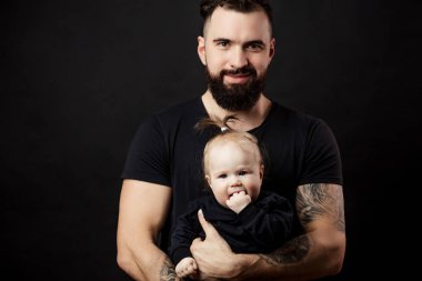 Şirin bebek siyah arka plan üzerine tutarak dövmeli beared yakışıklı