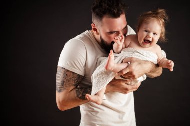 Ellerinde tutan babası şirin bebek. Aile, sevgi ve mutluluk kavramı