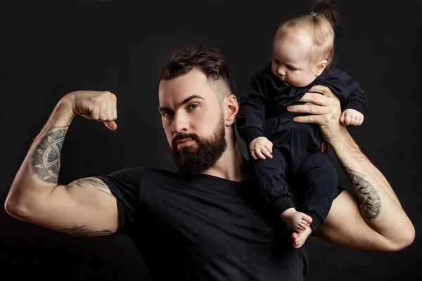 Gespierde vader houdt zijn kleine baby — Stockfoto