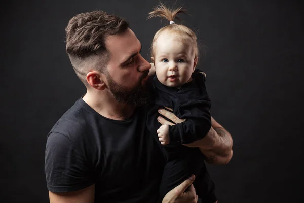 Vader spelen met zoontje thuis — Stockfoto