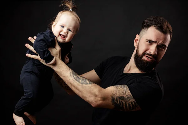 Portret van vader houden op lucht zijn schattig kind — Stockfoto
