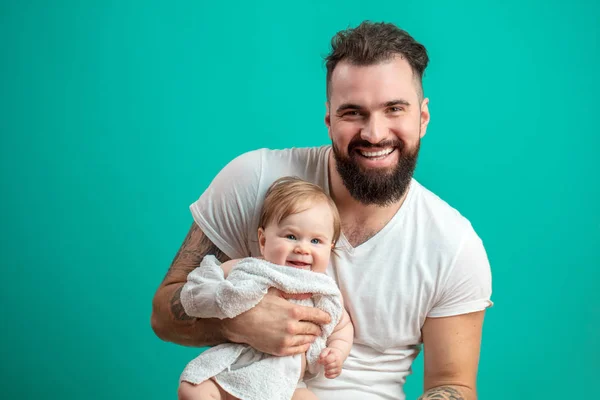 Jonge vader heeft plezier met zijn kleine baby — Stockfoto