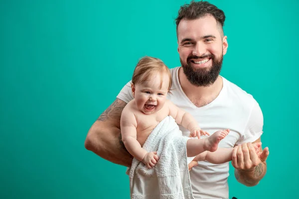 Genç baba küçük bebeğiyle eğleniyor. — Stok fotoğraf