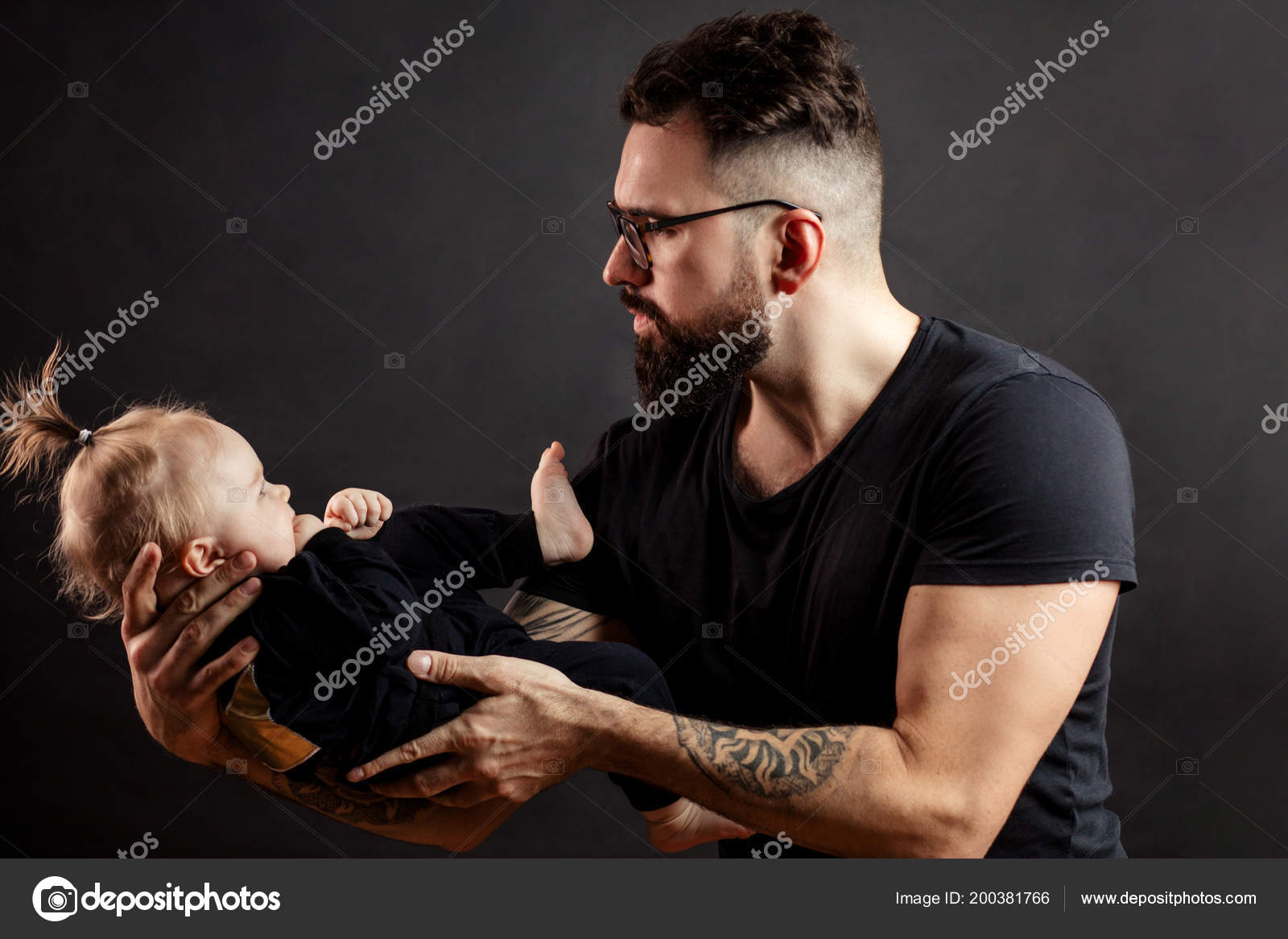 Beau Pere Tenant Son Bebe Nouveau Ne Mignon Photographie Ufabizphoto C