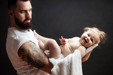 Ellerinde tutan babası şirin bebek. Aile, sevgi ve mutluluk kavramı