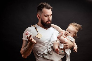 Baba tutarak ve biberon küçük bebek Bebek Bakımı.