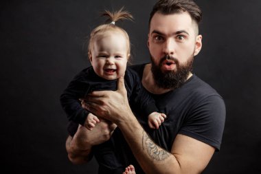 siyah izole şaşırmış genç adam