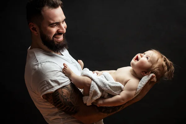 Отец держит на руках маленького милого ребенка. Семья, любовь и счастье — стоковое фото
