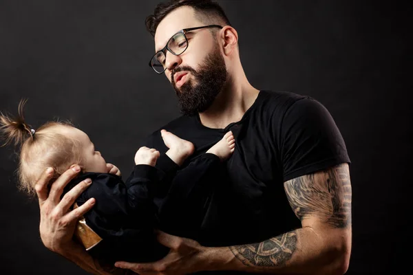 Красивый отец держит своего милого новорожденного ребенка — стоковое фото