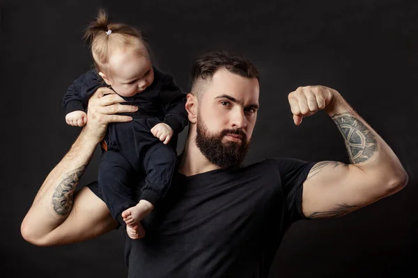 Gespierde vader houdt zijn kleine baby — Stockfoto