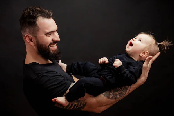 Gespierde vader houdt zijn kleine baby — Stockfoto