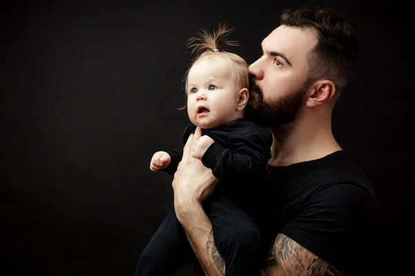 Indoor portret van jonge vader knuffelen zijn dochtertje — Stockfoto