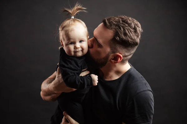 Vader kussen schattige baby — Stockfoto
