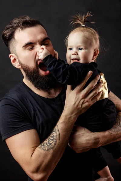 Vader spelen met zoontje thuis — Stockfoto