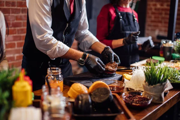 Chef haciendo hamburguesas de carne en el pub de hamburguesas — Foto de Stock