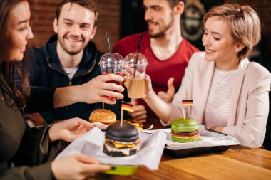Boş zaman, kutlama, fast food tüketimi, insanlar ve tatil kavramı.