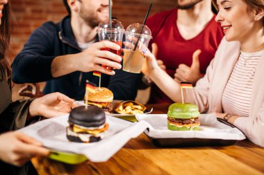 Boş zaman, kutlama, fast food tüketimi, insanlar ve tatil kavramı.