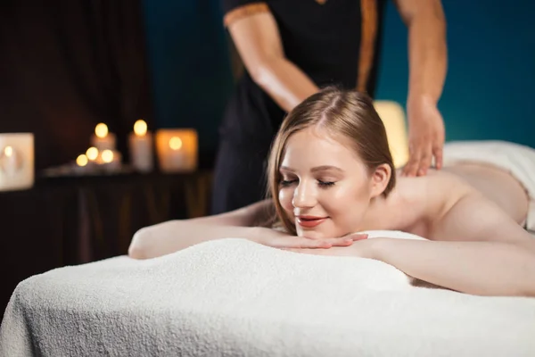 Woman receives body massage at spa salon — Stock Photo, Image