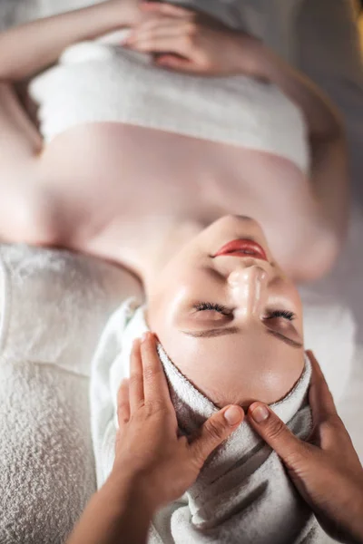 Retrato de ângulo alto de mulher caucasiana que se prepara para a massagem de recreação da cabeça — Fotografia de Stock