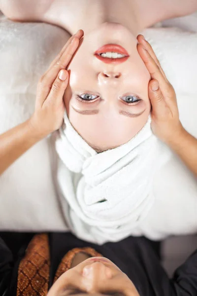 Massagem facial. Cuidados saudáveis com a pele e o corpo. — Fotografia de Stock